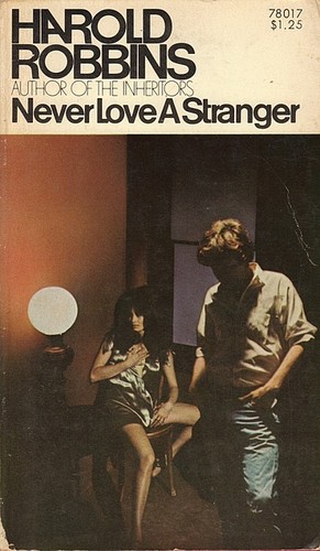 Harold Robbins: Never Love a Stranger (Paperback, Pocket Book, a div. of Simon & Schuster of Canada, Ltd.)