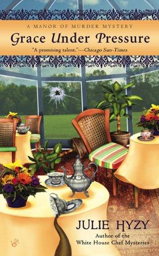 Julie Hyzy: Grace Under Pressure (Manor of Murder Mysteries, No. 1) (Paperback, 2010, Berkley)