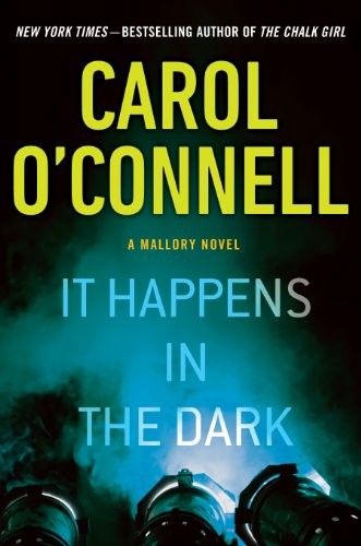 Carol O'Connell: It Happens in the Dark (Hardcover, 2013, Thorndike Press)